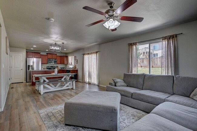 Building Photo - FANTASTIC 3 BEDROOM 3 BATHROOM LOCATED IN ...
