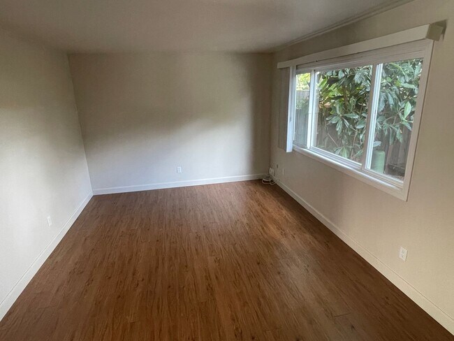 Foto del edificio - 18218 Hale Ave