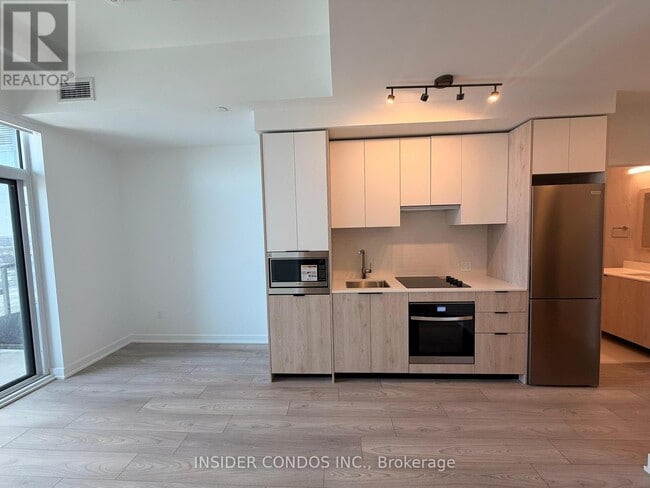 Building Photo - 1001 The Queensway