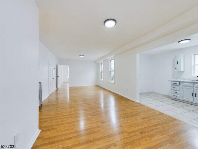 Building Photo - 132 E Jersey St