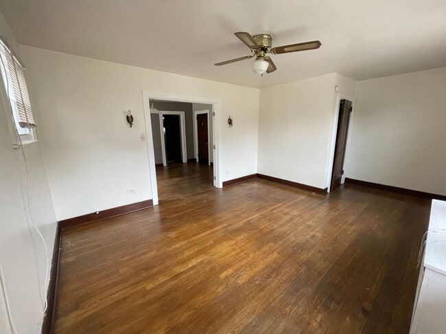 Building Photo - Spacious 2 Bedroom Apartment on a Quiet Street!