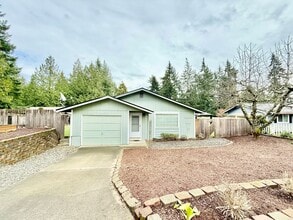 Building Photo - 1065 Megan Ct E