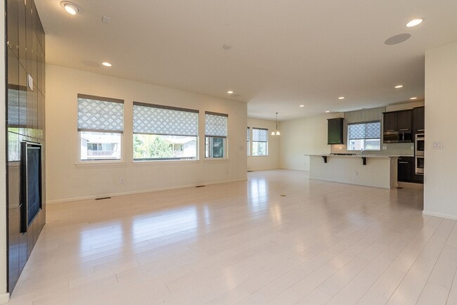 Building Photo - Beautiful 4 Bed, 3.5 bath home in SE Fort Collins