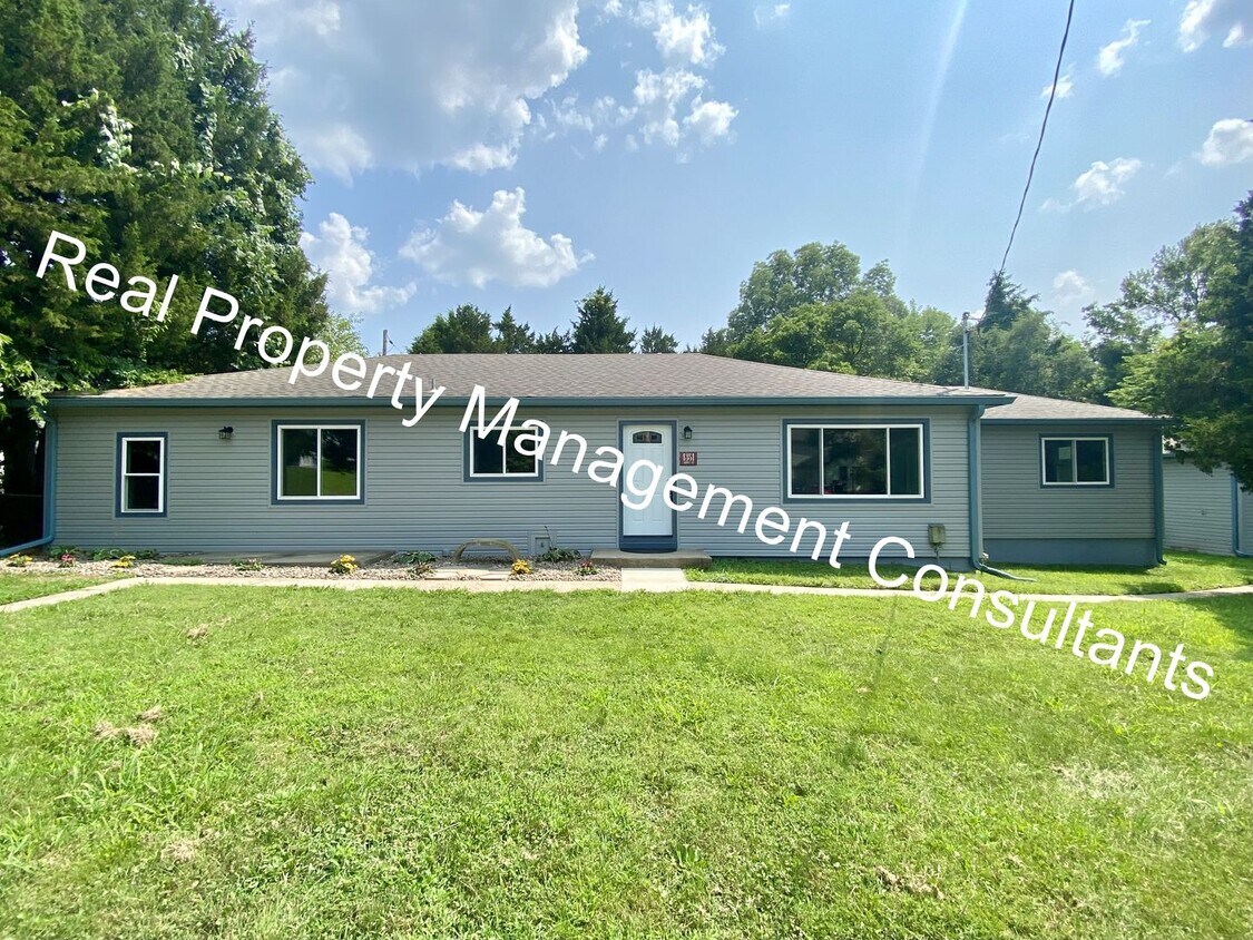 Foto principal - 3 Bedroom w Bonus Rm Fenced Yard & Shop