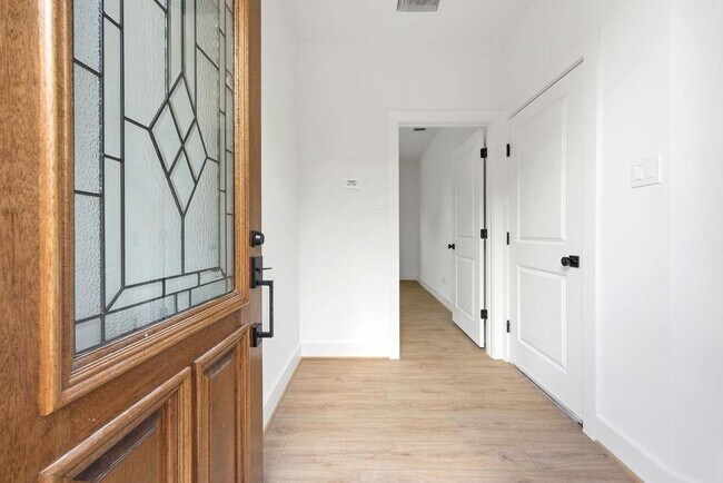 Building Photo - 2121 A Hoskins Dr