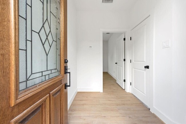 Foto del edificio - 2121 Hoskins Dr