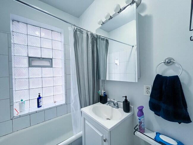 Foto del edificio - 654 W Oakdale Ave