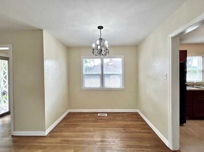 Building Photo - ADORABLE TWO BED IN HILLSIDE NEIGHBORHOOD!