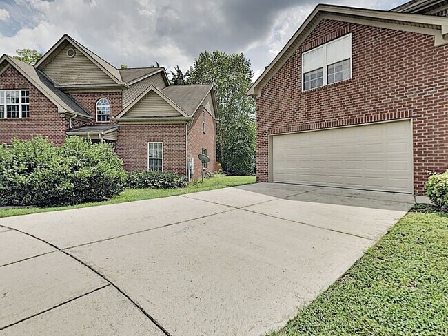 Building Photo - 616 Twin Oaks Ct