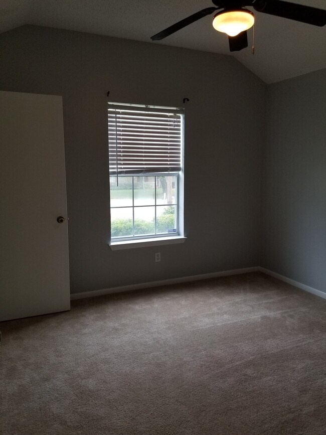 Building Photo - 423 Woodridge Dr