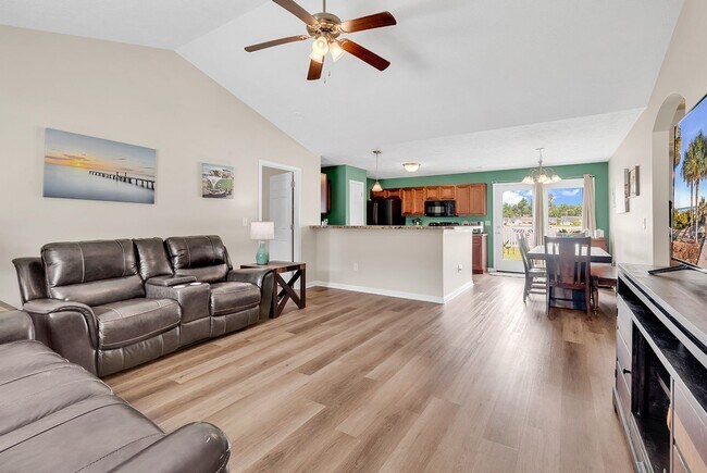 Foto del edificio - Beautiful 3bd/3ba WITH fenced in yard! UNFURNISHED!