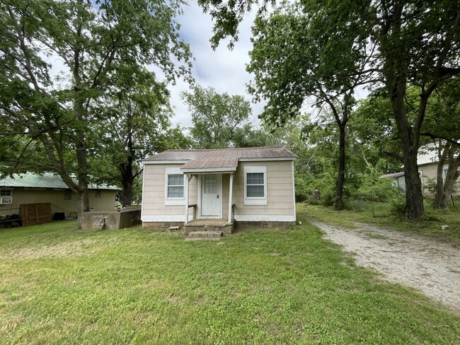 Building Photo - 914 E Tahlequah Ave