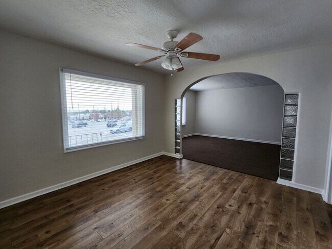 Building Photo - 3Spro2300 (Duplex)