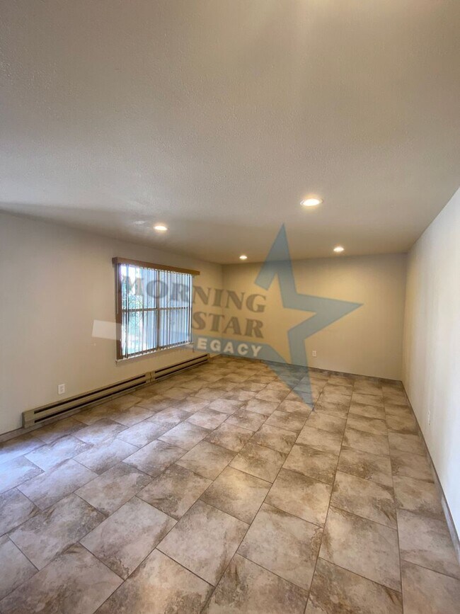 Building Photo - 3 bed condo W/ yard!