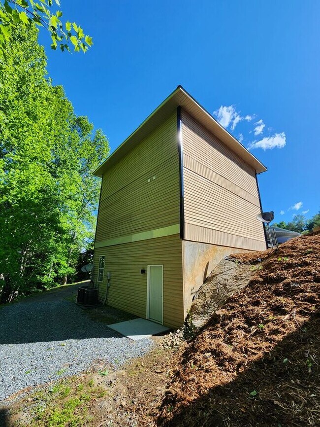 Building Photo - Long Term Rental-Lake James!!!