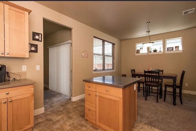 Foto del edificio - Spacious 4-Bedroom Home with New Paint & Carpet, Fenced Yard