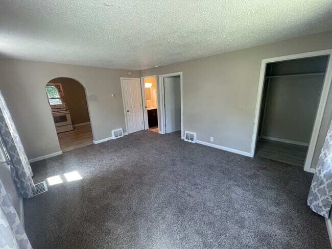 Building Photo - 2 Bedroom + Loft close to the Colleges!!