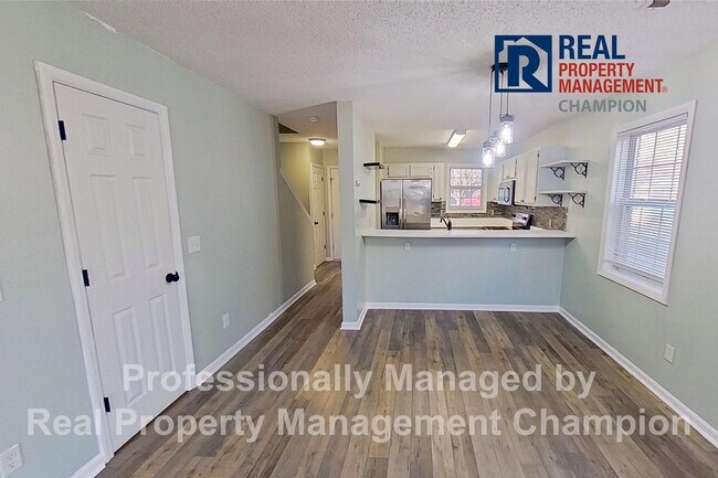 Foto del edificio - Recently updated 2 BD/1.5 BA End Unit Townhome w/Community Pool