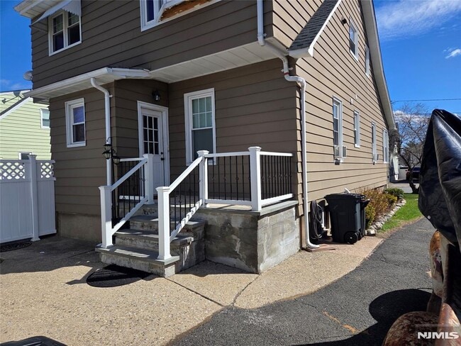 Building Photo - 14 Chestnut St