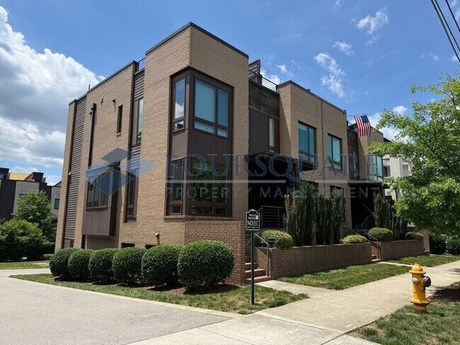 Foto del edificio - Beautiful  3-Bed / 3.5-Bath End-Unit Townhome with Rooftop Patio, Skyline Views & Climate-Control...