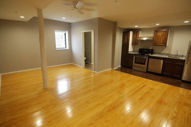 Foto del edificio - 1306 E 11th St