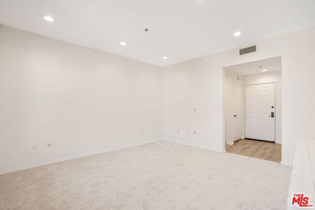 Building Photo - 6020 S Seabluff Dr