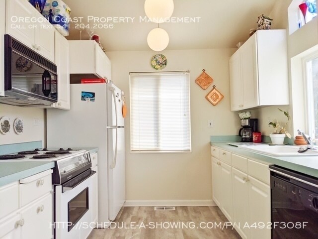 Building Photo - Fully furnished beach house