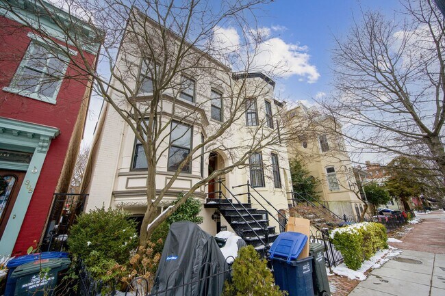 Building Photo - 303 C St SE