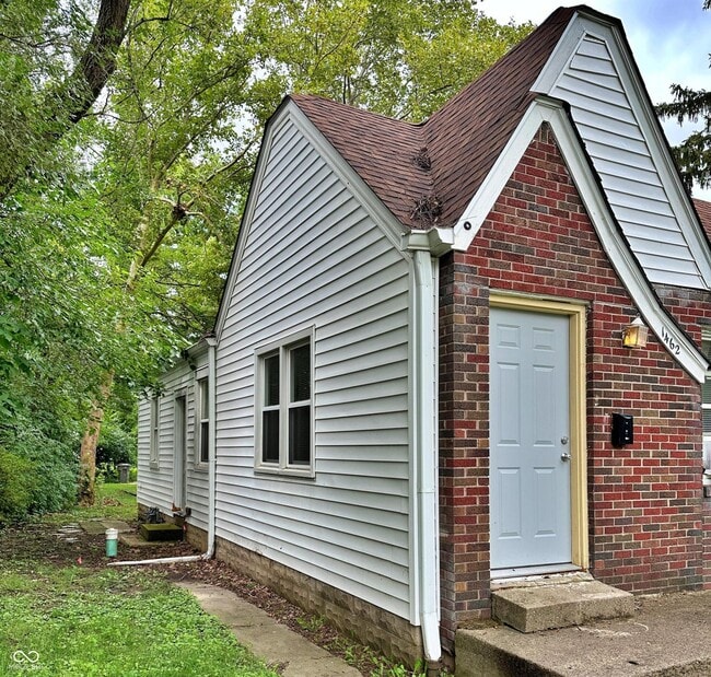 Building Photo - 1462 N Gladstone Ave