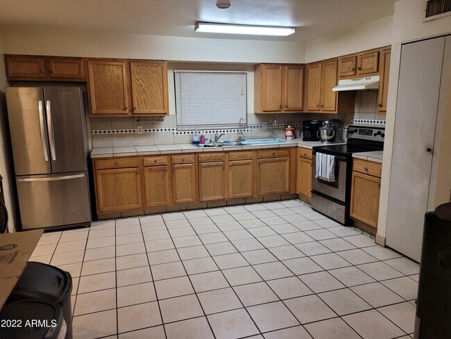 Building Photo - 6944 W Solano Dr S