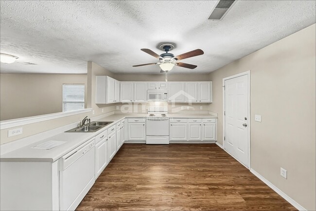 Building Photo - 2649 Sutherland Dr