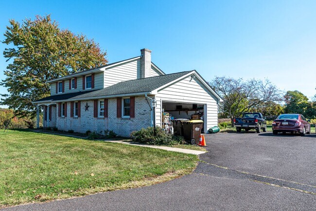 Foto del edificio - **Charming Colonial in Picturesque Lower Milford Township**