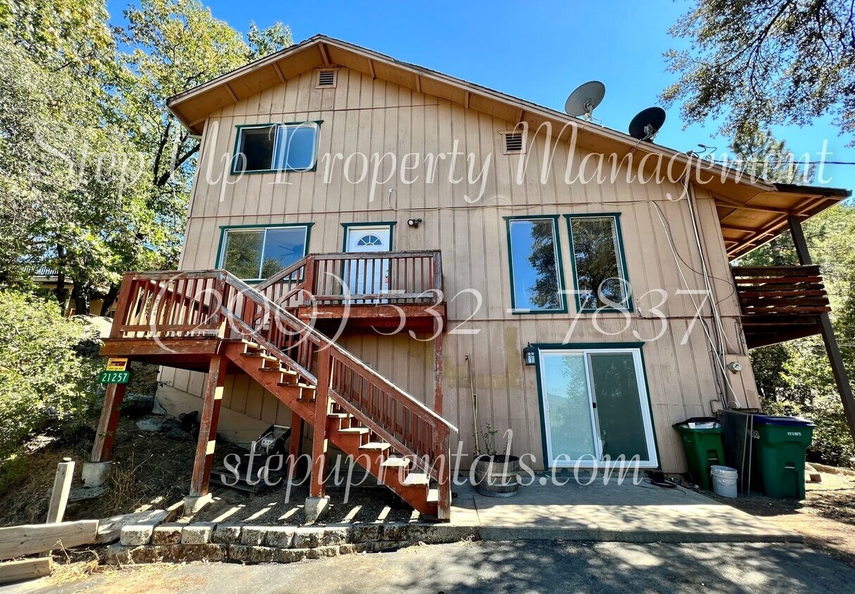 Primary Photo - Spacious 3 Bedroom Home with Large Bonus R...