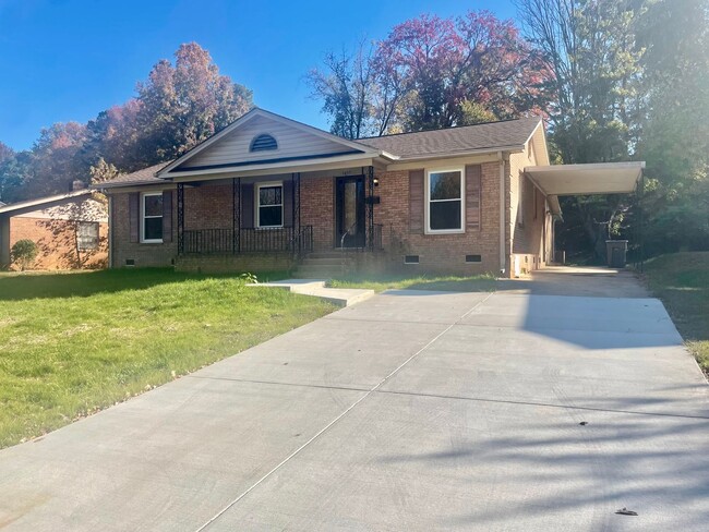 Building Photo - Welcome to this charming 3-bedroom, 1.5-ba...