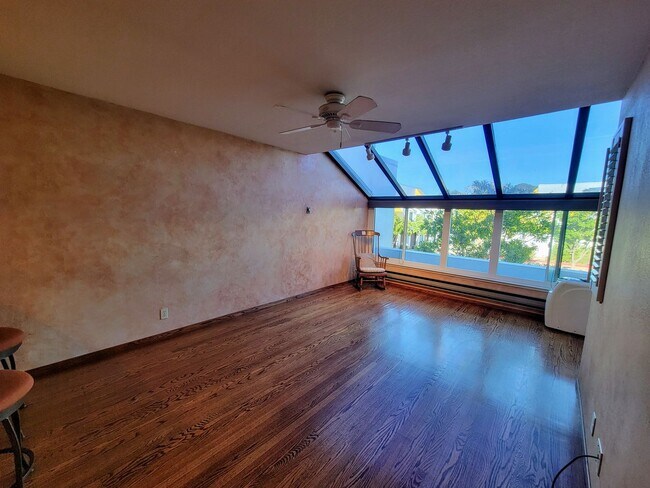Building Photo - Beautiful 2 Bedroom + 2.5 Bath Townhouse i...