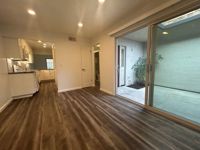 Foto del edificio - Move-In-Ready two-story townhome located o...