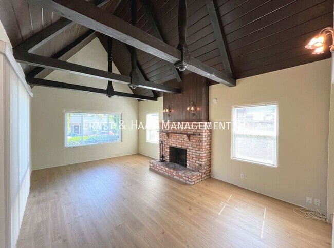 Building Photo - Beautiful Tudor Duplex Home in a Prime Rec...