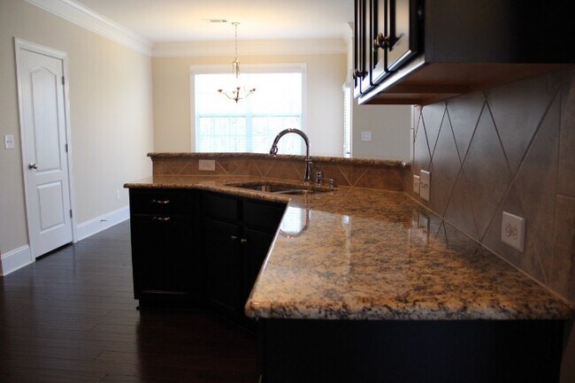 Foto del edificio - Beautiful move-in ready located in the Mil...