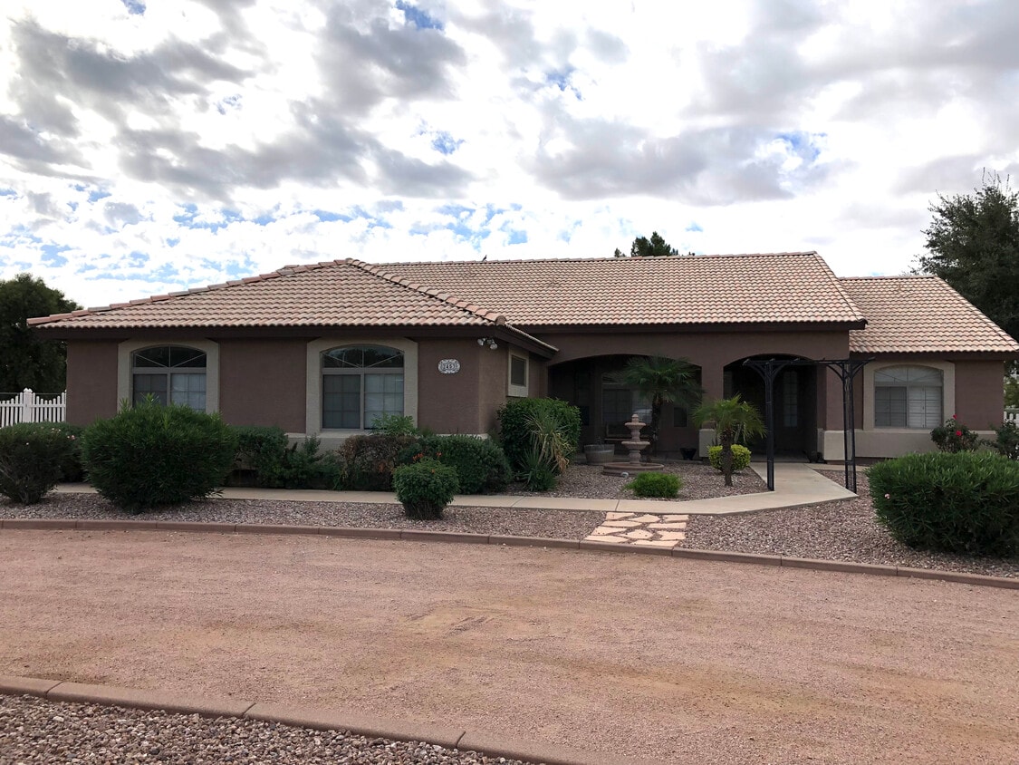 Primary Photo - 2453 E Magnolia Dr