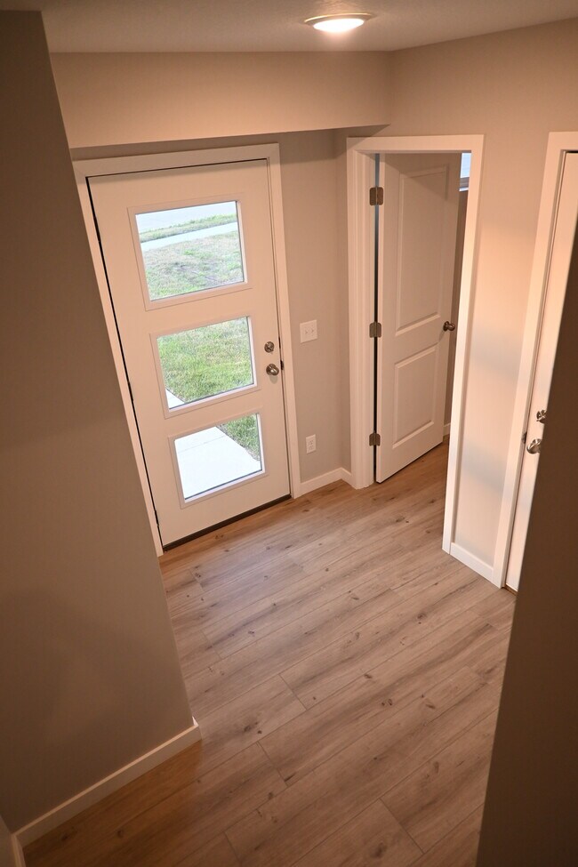Bright & Spacious Front Foyer - 3467 Glenbrook Cir N