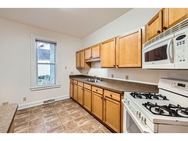Building Photo - 528 20th Ave NE