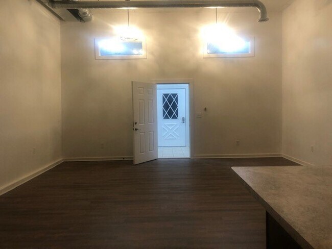 Foto del edificio - Large, Fully Remodeled Live In Commercial ...