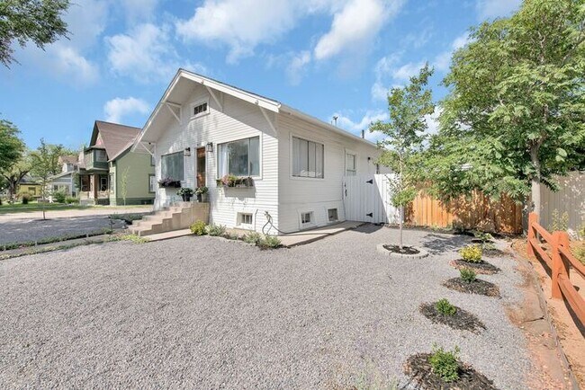 Building Photo - Elegant Fully Furnished 1BR Basement Suite...