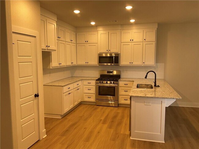 Building Photo - 941 Round Top St
