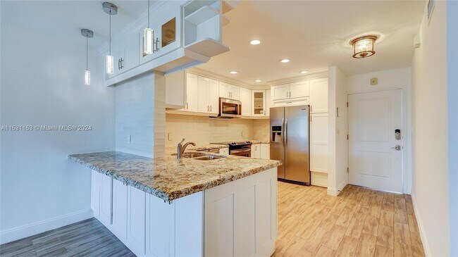 Foto del edificio - 6815 Edgewater Dr