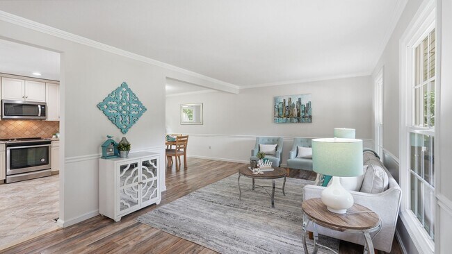 Foto del edificio - Newly Renovated 5 Bedroom Home With Country Porch!