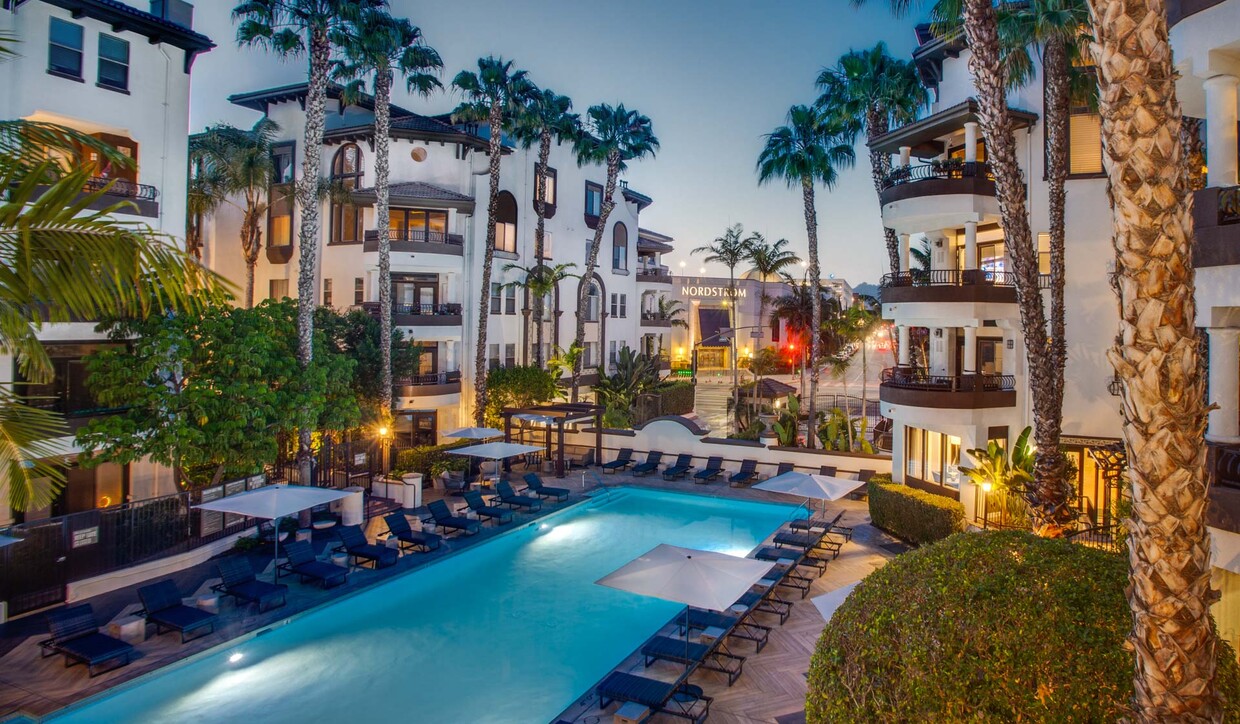 Resort-style saltwater swimming pool with lounge chairs and expansive sundeck - Palazzo West