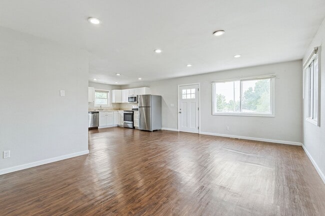Building Photo - 813 E 57th St