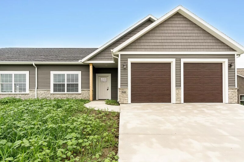 940 Kings Dr Unit 940, Brownsville, WI 53006 Room for Rent in