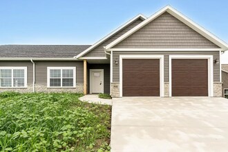 Building Photo - 940 Kings Dr